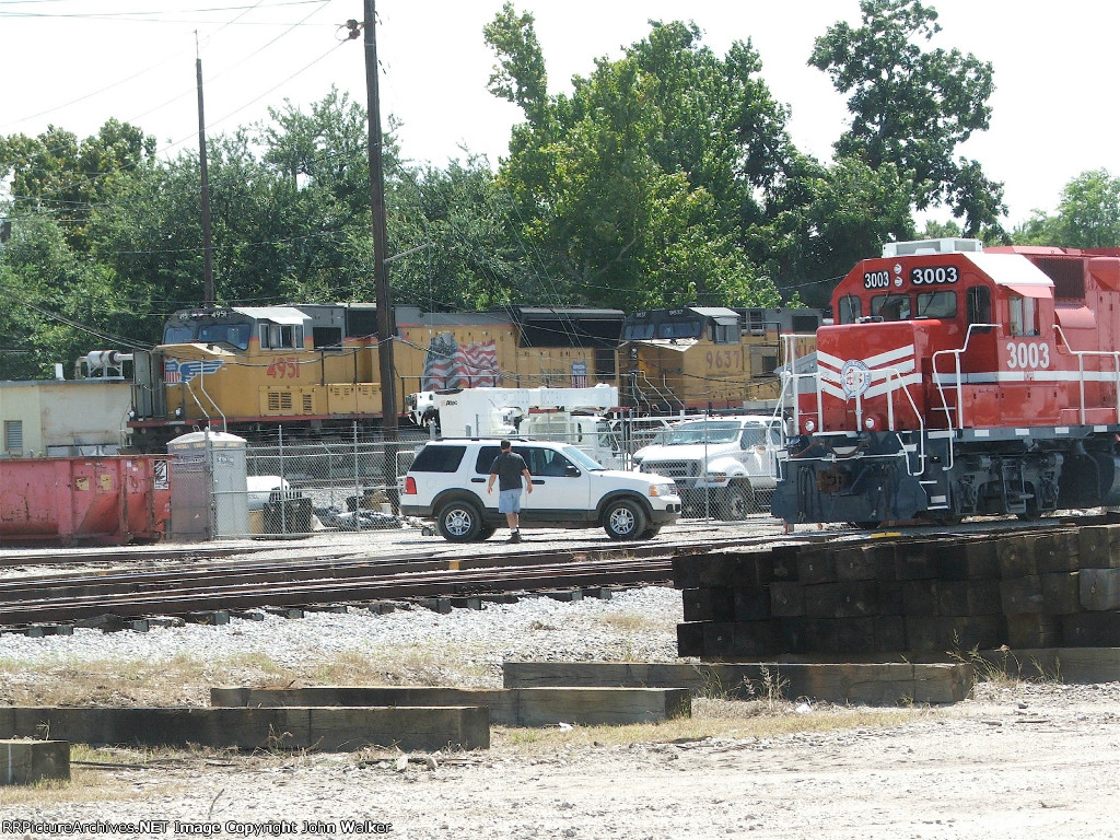 A crew change on the UP after crossing the Huey P. Long Bridge while NOPB 3003 idles in the Central Avenue Yard.